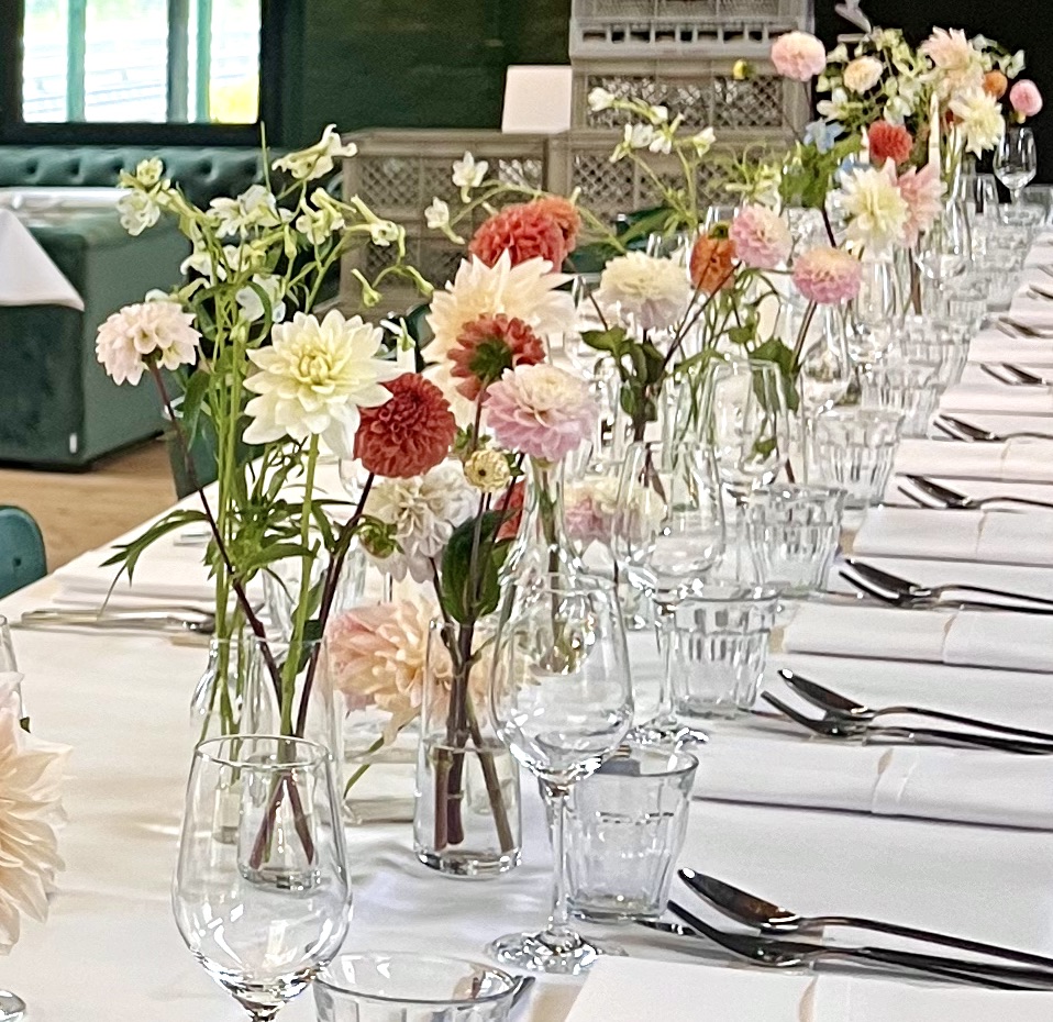 Florale Tafeldekoration mit Dahlien bei einer Hochzeit in Berlin