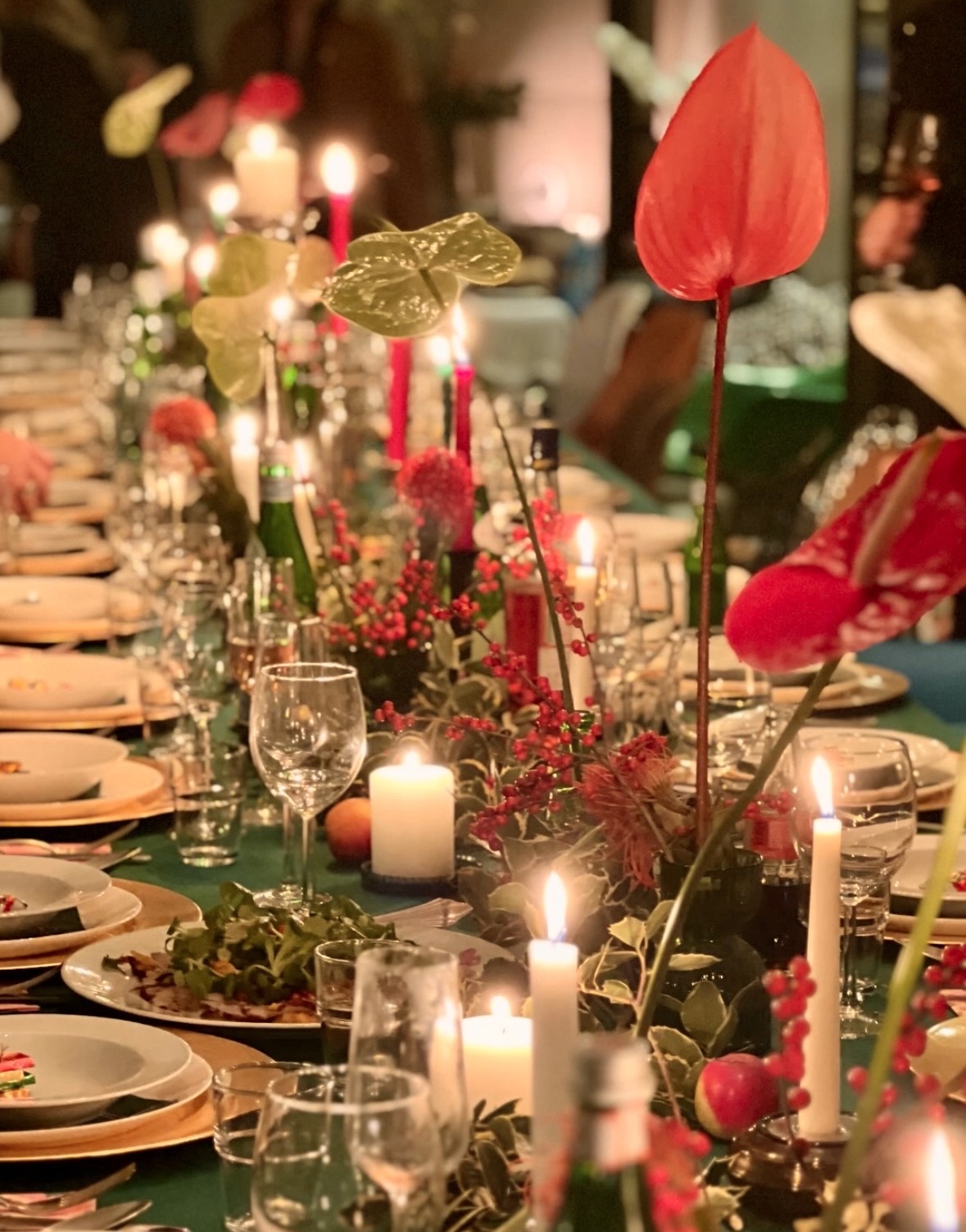 Elegante florale Tafeldekoration bei Kerzenlicht